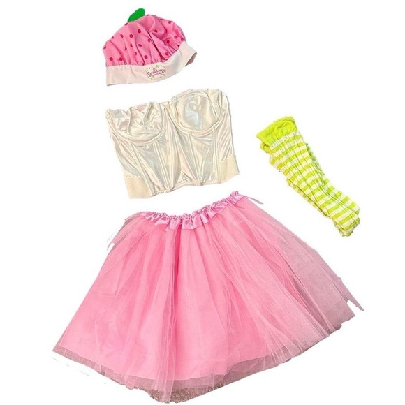 Victoria’s Secret DIY Strawberry Shortcake Halloween...